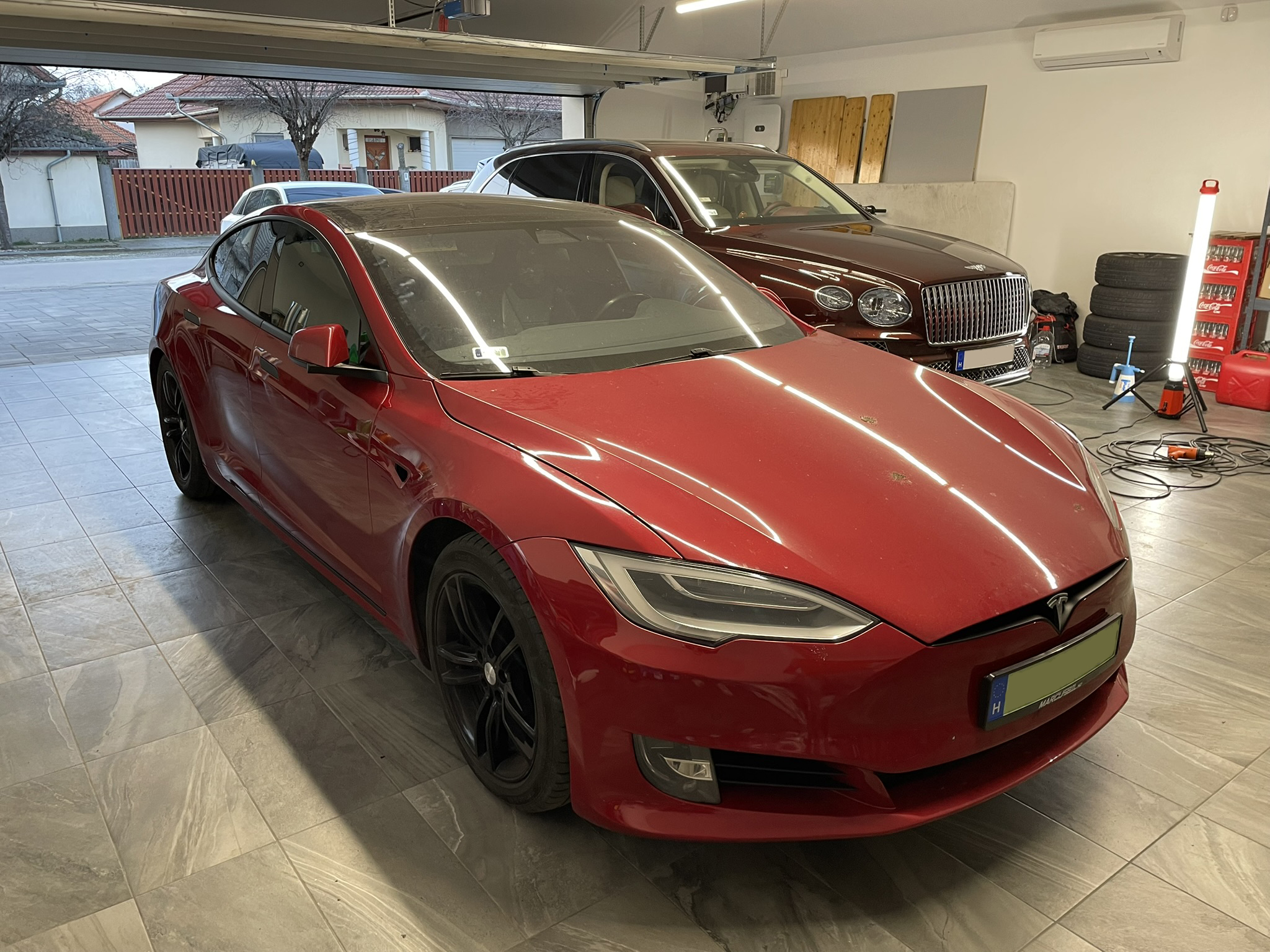 Tesla Model S | Króm eltüntetés / Chrome Delete (Piros)